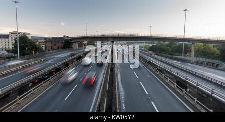Glasgow, Schottland, Großbritannien - 29 September, 2017: Starker Verkehr bewegt sich auf der Autobahn M8 im Zentrum von Glasgow während der Rush Hour. Stockfoto