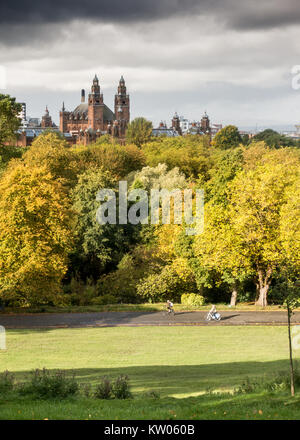 Glasgow, Schottland, Großbritannien - 30 September, 2017: Radfahrer Fahrt durch Kelvingrove Park im West End von Glasgow an einem sonnigen Herbsttag, mit Bäume im Herbst Stockfoto