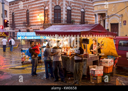 Lebensmittel Verkäufer auf dem Zocalo (Hauptplatz) in Merida, Mexiko Stockfoto