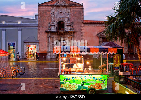 Lebensmittel Verkäufer auf dem Zocalo (Hauptplatz) in Merida, Mexiko Stockfoto