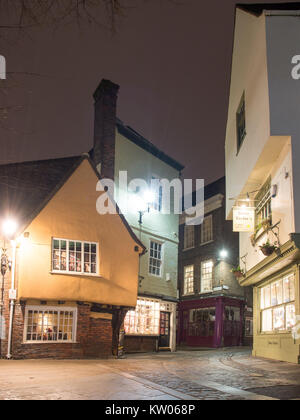 York, England, Großbritannien - 27 Januar, 2017: Traditionelle krummen Fachwerkhäusern mittelalterliche Geschäfte und Häuser auf den schmalen Straßen der Shambles in York. Stockfoto