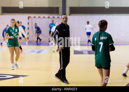 ZAGREB, KROATIEN - 16. SEPTEMBER 2017: 1. Kroatischen Handball Liga Frau. Miran Ognjenovic Trainer Stockfoto