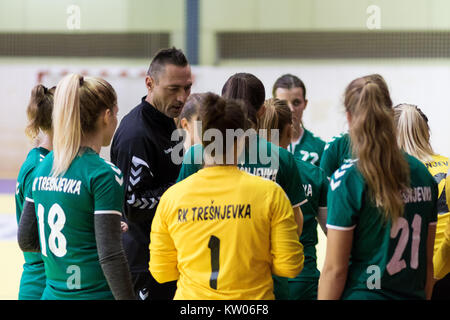 ZAGREB, KROATIEN - 16. SEPTEMBER 2017: 1. Kroatischen Handball Liga Frau. Miran Ognjenovic Trainer Stockfoto