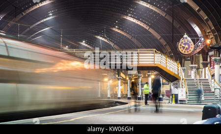 York, England, Großbritannien - 29 Januar, 2017: Passagiere am York Bahnhof warten auf die Abfahrt eines Virgin Trains Ostküste Intercity. Stockfoto