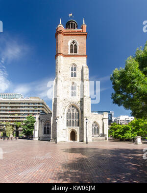 London, England - Juli 3, 2014: Der Westen Gesicht und den Turm von St. Giles-without-Cripplegate, einem traditionellen Englischen Pfarrkirche innerhalb der Moder stehend Stockfoto