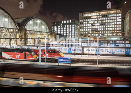 London, England, UK - Februar 1, 2016: Virgin Trains Ostküste 125 Intercity und Intercity 225 Züge warten auf Plattformen in der Londoner King's Cross Rai Stockfoto