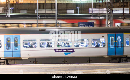 London, England, UK - Februar 1, 2016: Klasse 365 Great Northern Nahverkehrszüge in King's Cross Bahnhof. Stockfoto