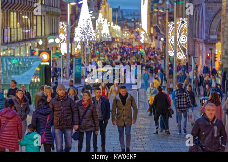 Weihnachten Dekorationen auf der Buchanan Street Style Meile mit Massen von Käufern shopping Stockfoto