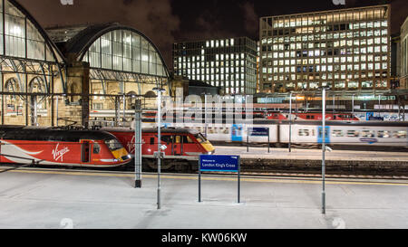 London, England, UK - Februar 1, 2016: Virgin Trains Ostküste 125 Intercity und Intercity 225 Züge warten auf Plattformen in der Londoner King's Cross Rai Stockfoto