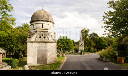 Gräber in West Norwood Cemetery, einem großen städtischen Friedhof in Lambeth, London. Stockfoto