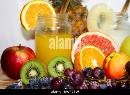 Säfte, Smoothies und frische Ananas und orange Drinks mit Sommer Früchte Stockfoto