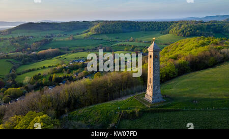 Eine Luftaufnahme des Tyndale Monument im Frühjahr, North Nibley, Wotton-Under-Edge, Gloucestershire. Schuss mit einer Drohne durch ein UK CAA Inhabers. Stockfoto