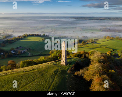 Eine Luftaufnahme des Tyndale Monument im Herbst, North Nibley, Wotton-Under-Edge, Gloucestershire. Schuss mit einer Drohne durch ein UK CAA Inhabers. Stockfoto