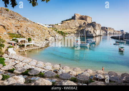 St. Paul's Bay mit Booten, im Hintergrund die Akropolis von Lindos (Rhodos, Griechenland) Stockfoto