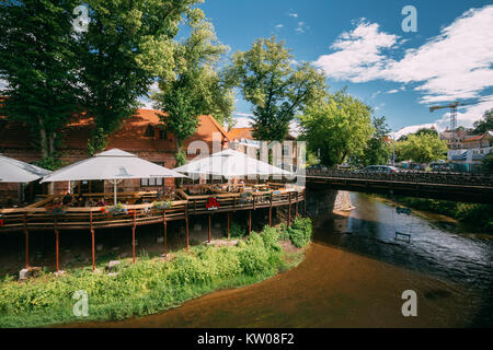 Vilnius, Litauen - 5. Juli 2016: Street Cafe in der Nähe In Uzupis in der Altstadt von Vilnius. Bezirk Vilniaus Senamiestis. Stockfoto