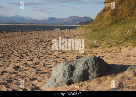 Blick vom Strand bei Shell Island, Pierrevert, Gwynedd, Wales. In Harlech. Mit dem Snowdonia Mountains im Hintergrund Stockfoto