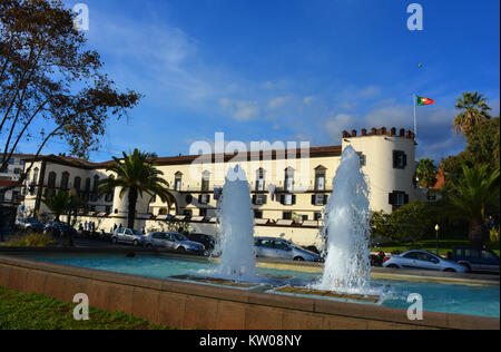 Springbrunnen auf der Esplanade mit Av. Do Mar und dem 15. Jahrhundert São Lourenço Palace Museum hinter, Funchal, Madeira, Portugal Stockfoto