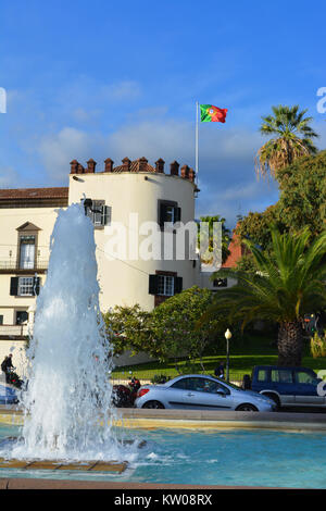 Springbrunnen auf der Esplanade mit Av. Do Mar und dem 15. Jahrhundert São Lourenço Palace Museum hinter, Funchal, Madeira, Portugal Stockfoto