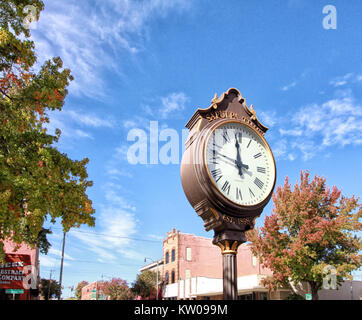 Die Sapulpa Zeit centennial Uhr steht in der Innenstadt vor einem blauen Himmel. Stockfoto