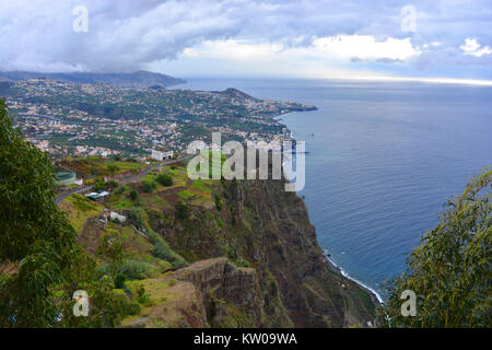 Blick von der Glasboden Skywalk am Cabo Girao, Camara de Lobos, Madeira, Portugal Stockfoto