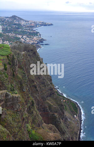 Blick von der Glasboden Skywalk am Cabo Girao, Camara de Lobos, Madeira, Portugal Stockfoto