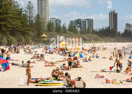 Menschen Sonnenbaden und Relaxen am Strand Burleigh Heads an der Gold Coast in Queensland, Australien Stockfoto