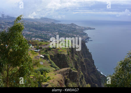 Blick von der Glasboden Skywalk am Cabo Girao, Camara de Lobos, Madeira, Portugal Stockfoto