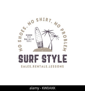 Surf Style vintage Label. Sommer surfen Stil Emblem mit Surfbrett, tropischen Palmen und Typografie. Verwenden Sie für T-Shirts, Bekleidung drucken, andere Marke Identität. Lager isoliert auf weißem Stockfoto