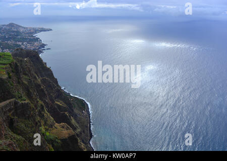 Blick von der Glasboden Skywalk am Cabo Girao, Camara de Lobos, Madeira, Portugal Stockfoto