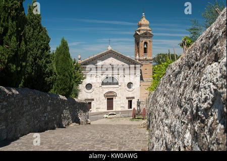 Renaissance Chiesa della Madonna del Soccorso (Kirche Unserer Lieben Frau von der Rettung) mit klassizistischen Fassade in Montalcino, Toskana, Italien. 2. August 2016 Stockfoto