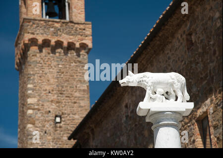 Gotischen Palazzo dei Priori (Rathaus) im historischen Zentrum in Montalcino, Toskana, Italien 2 August 2016 © wojciech Strozyk/Alamy Stock Foto Stockfoto