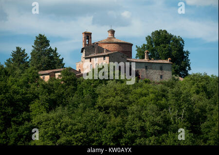 Eremo di Montesiepi (montesiepi Kapelle) oben auf dem Hügel, wo XII Jahrhundert Ritter Galgano Guidotti (später Saint Galgano) in sein Schwert gestürzt Stockfoto