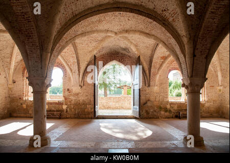 Ruiniert italienischen Gotik Abbazia di San Galgano (Abtei von San Galgano) aus dem 13. Jahrhundert war einer der reichsten und mächtigsten Klöster in XIII und Stockfoto