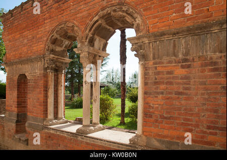 Ruiniert italienischen Gotik Abbazia di San Galgano (Abtei von San Galgano) aus dem 13. Jahrhundert war einer der reichsten und mächtigsten Klöster in XIII und Stockfoto