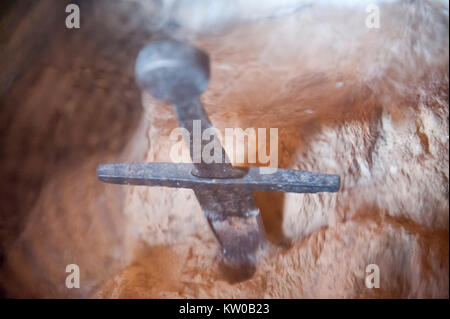 Das Schwert von San Galgano im Eremo di Montesiepi (montesiepi Kapelle) oben auf dem Hügel, wo XII Jahrhundert Ritter Galgano Guidotti (später Saint Galg Stockfoto