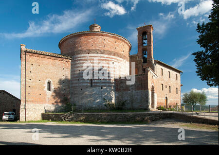 Eremo di Montesiepi (montesiepi Kapelle) oben auf dem Hügel, wo XII Jahrhundert Ritter Galgano Guidotti (später Saint Galgano) in sein Schwert gestürzt Stockfoto