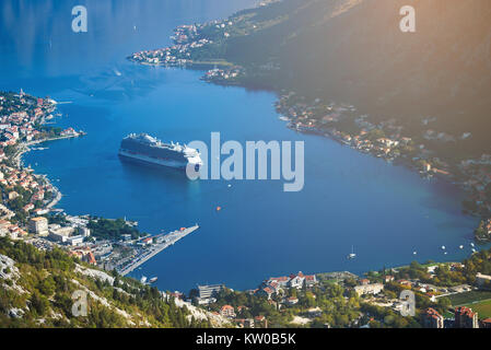 Das Kreuzfahrtschiff in den Golf von Kotor Stockfoto