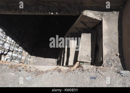 Steinerne Treppe in den Keller, grosse Zement Stufen hinunter in die Dunkelheit gehen. Stockfoto