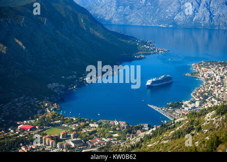 Das Kreuzfahrtschiff in die Bucht von Kotor Stockfoto