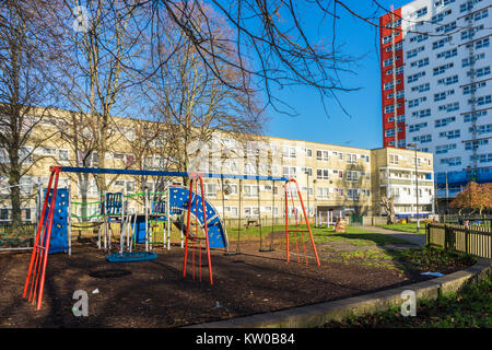 Spielplatz in Golden Grove Wohnsiedlung im Dezember 2017, Northam, Southampton, England, Großbritannien Stockfoto