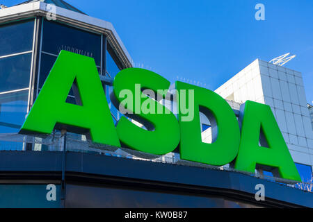 Eingang zum Supermarkt ASDA, großen grünen Buchstaben Anzeige in 2017, England, Großbritannien Stockfoto