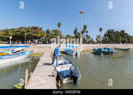 Hafen Szene mit voladores am oberen Ende der Stange, Chapala, Jalisco, Mexiko Stockfoto