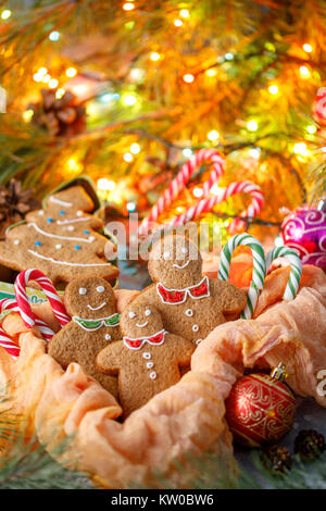 Eine wunderschöne Weihnachtskarte. Weihnachten traditionellen Ingwer Kekse in Form von Weihnachtsbäumen und fröhliche kleine Männer. Cookies in Form eines Hap Stockfoto