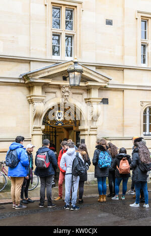 Eine Gruppe von Studenten am Eingang zu Trinity Hall College, Universität Cambridge, England. Stockfoto