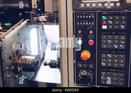 Digital moderne CNC-Drehmaschine in einer Fabrik gesteuert Stockfoto