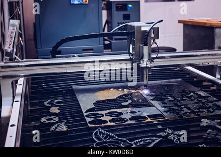 Hochpräzise CNC-Plasmaschneiden Maschine Stockfoto