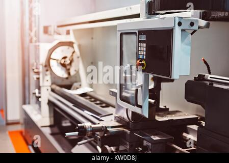 Digital moderne CNC-Drehmaschine in einer Fabrik gesteuert Stockfoto