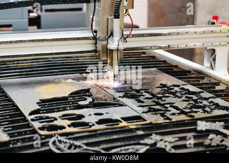 Hochpräzise CNC-Plasmaschneiden Maschine Stockfoto