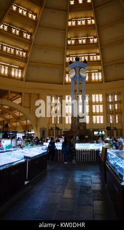 Die Kuppel und Glockenturm von Zentralmarkt Phsar Thmei im Art déco-Stil in Phnom Penh Kambodscha aus der französischen Kolonialzeit Stockfoto