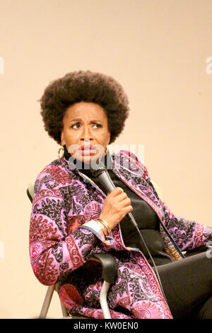 Schauspielerin und Autorin Jenifer Lewis über ihr neues Buch am African American Museum in Philadelphia, Pennsylvania. Mit: Jenifer Lewis Wo: Philadelphia, Pennsylvania, United States Wann: 17 Aug 2017 Quelle: W. Wade/WANN Stockfoto